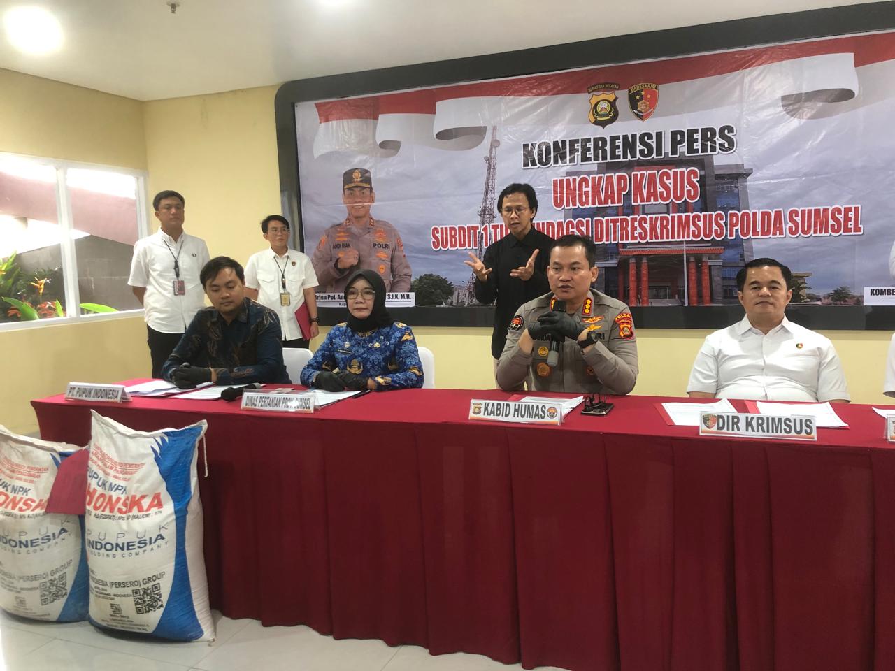 Polda Sumsel Tangkap 8 Tersangka Penyelundupan 14 Ton Pupuk Subsidi ke Jambi