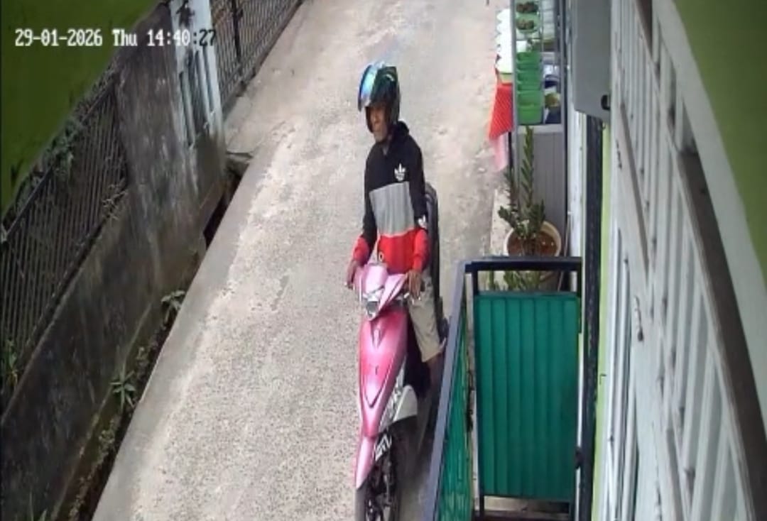 Terekam CCTV, Pelaku Curas Rampas 2 HP dari Bocah 11 Tahun di Warung Manisan