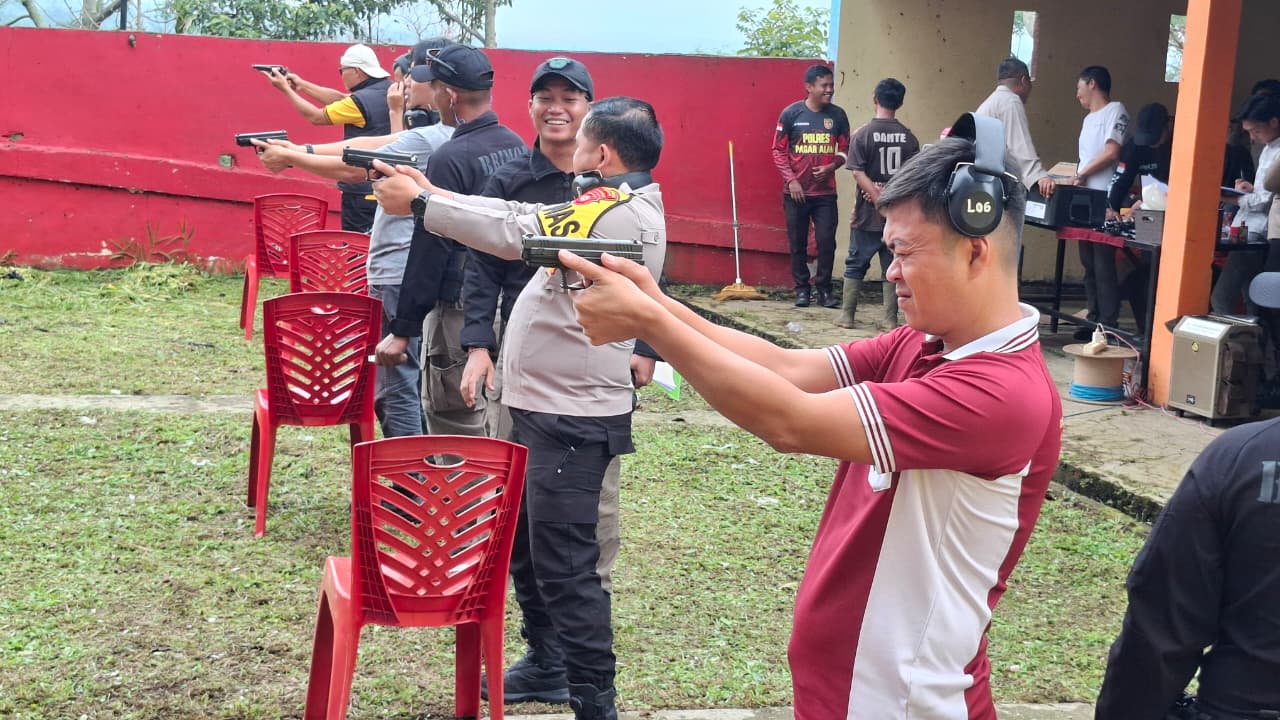 Tingkatkan Keterampilan, Kemampuan Menembak Anggota Polres Pagar Alam Diuji