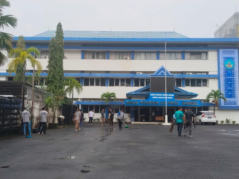 Jajaran Dinas Pendidikan Sumatera Selatan turun langsung membersihkan lingkungan kantor sebagai wujud nyata dukungan terhadap Gerakan Indonesia Asri (Aman, Sehat, Resik, dan Indah) yang diinstruksikan Presiden Prabowo Subianto.