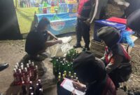 Petugas saat mengamankan miras di salah satu warung di Palembang. Foto: polisi.
