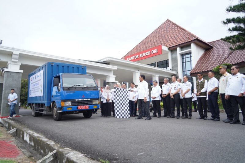 Foto saat peresmian OKI mart keliling di halaman kantor bupati OKI