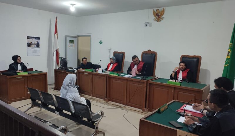 Saat terdakwa Wardiyah menjalani sidang perdana dugaan korupsi dana hibah Palang Merah Indonesia (PMI) Kabupaten Banyuasin Tahun Anggaran 2019–2021 di Pengadilan Tipikor pada Pengadilan Negeri Palembang, Rabu (18/2/2026).