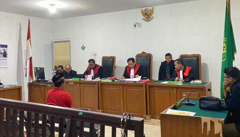 Majelis Hakim Pengadilan Negeri Palembang menjatuhkan vonis 4 bulan penjara kepada Suretno, guru P3K yang terbukti menganiaya rekan kerjanya di SMA Negeri 16 Palembang. Putusan dibacakan dalam sidang Rabu (18/2/2026).