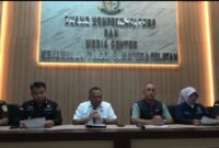 Kepala Kejaksaan Tinggi Sumatera Selatan, Ketut Sumedana, memberikan keterangan pers terkait OTT anggota DPRD Muara Enim dan anaknya RA, Rabu (18/2/2026).