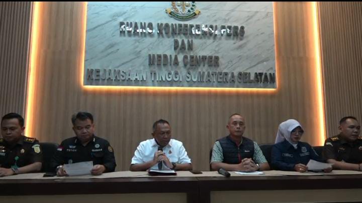 Kepala Kejaksaan Tinggi Sumatera Selatan, Ketut Sumedana, memberikan keterangan pers terkait OTT anggota DPRD Muara Enim dan anaknya RA, Rabu (18/2/2026).