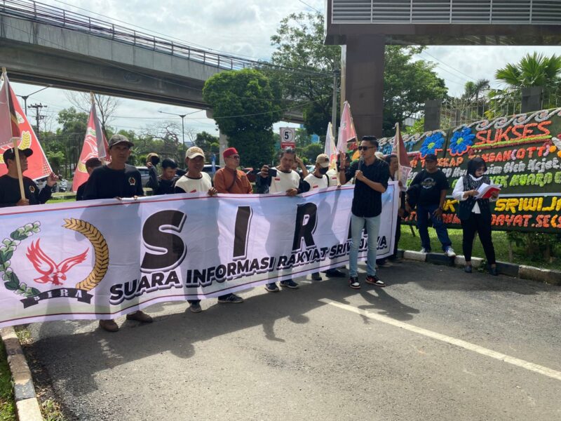 Saat Massa dari Solidaritas Indonesia Raya (SIRA) menggelar aksi demonstrasi di Kantor Kejaksaan Tinggi Sumatera Selatan,Jumad (20/2/2026)