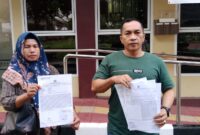 Korban didampingi tim kuasa hukum, termasuk Dedy Irawan SH, saat memberikan keterangan usai melaporkan kasus pencurian ke Polrestabes Palembang, Sabtu (21/2/2026).