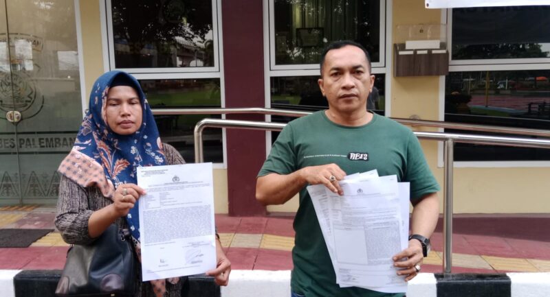 Korban didampingi tim kuasa hukum, termasuk Dedy Irawan SH, saat memberikan keterangan usai melaporkan kasus pencurian ke Polrestabes Palembang, Sabtu (21/2/2026).