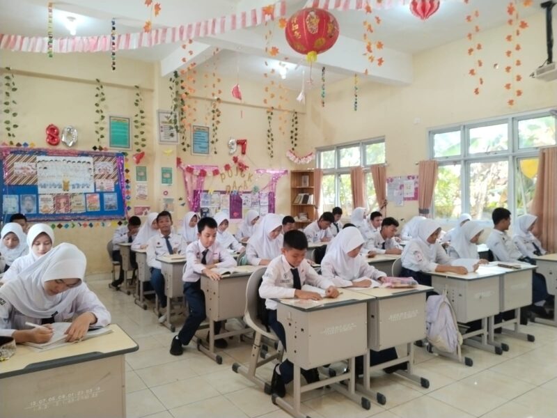 Hari pertama masuk sekolah menjelang bulan suci Ramadan
Siswa mengikuti kegiatan belajar mengajar (KBM) di ruang kelas.