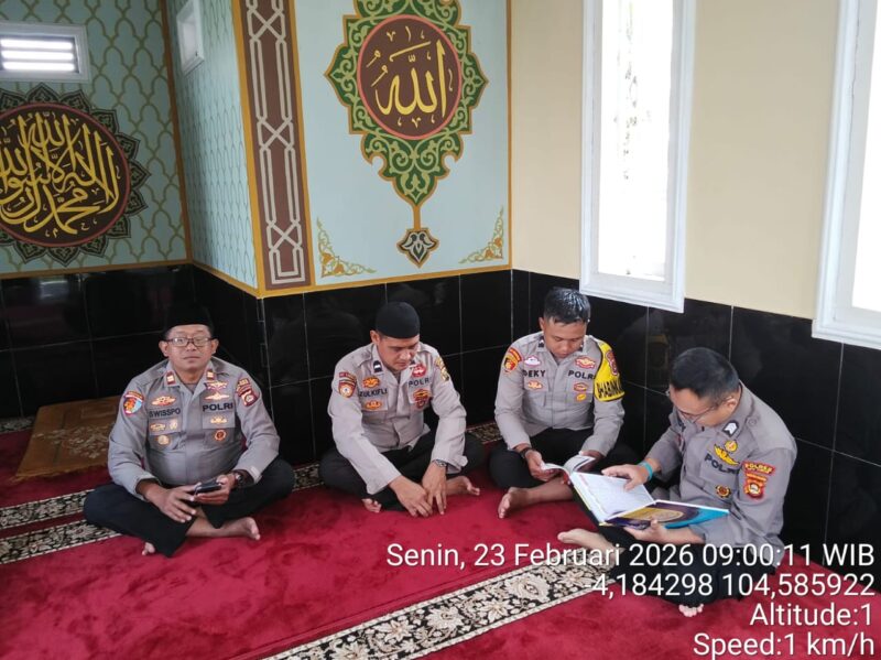 Personel Polsek Buay Madang Timur melaksanakan giat tadarus pembacaan ayat suci Al Quran. 