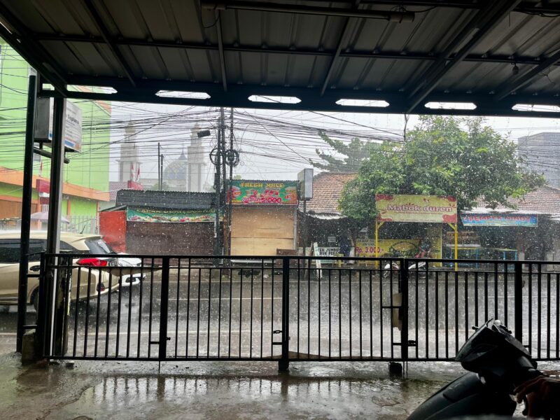 Kondisi hujan di wilayah Palembang. Foto: Tia