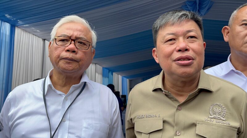 Wakil Ketua Komisi IV DPR RI, Alex Indra Lukman bersama Direktur SDM dan Umum Perum Bulog, Sudarsono Hardjosoekarto saat diwawancarai, Selasa (24/2/2026). Foto: Tia