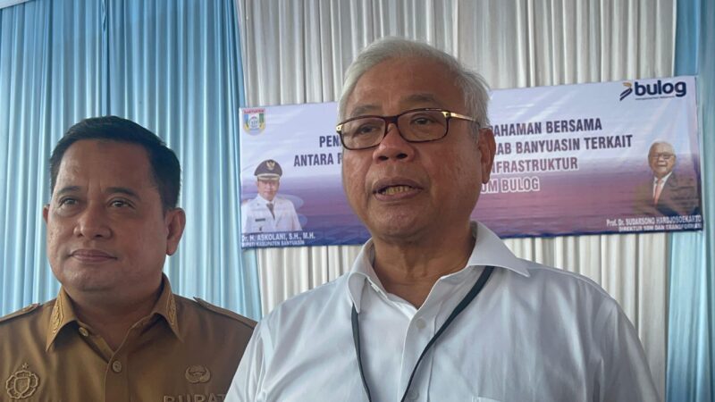 Bupati Banyuasin, Askolani (kiri) dan Direktur SDM dan Umum Bulog, Sudarsono Hardjoesoekarto saat diwawancarai, Selasa (24/2/2026). Foto: Tia