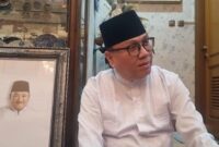 Eks Sekda Sumsel, Nasrun Umar saat menyambangi kediaman rumah duka mantan Gubernur Sumsel Alex Noerdin di Jalan Merdeka, Palembang. Foto : Tia
