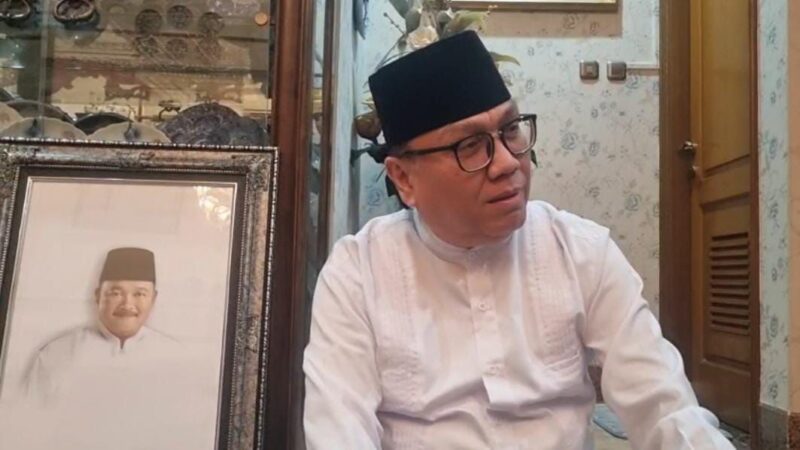 Eks Sekda Sumsel, Nasrun Umar saat menyambangi kediaman rumah duka mantan Gubernur Sumsel Alex Noerdin di Jalan Merdeka, Palembang. Foto : Tia