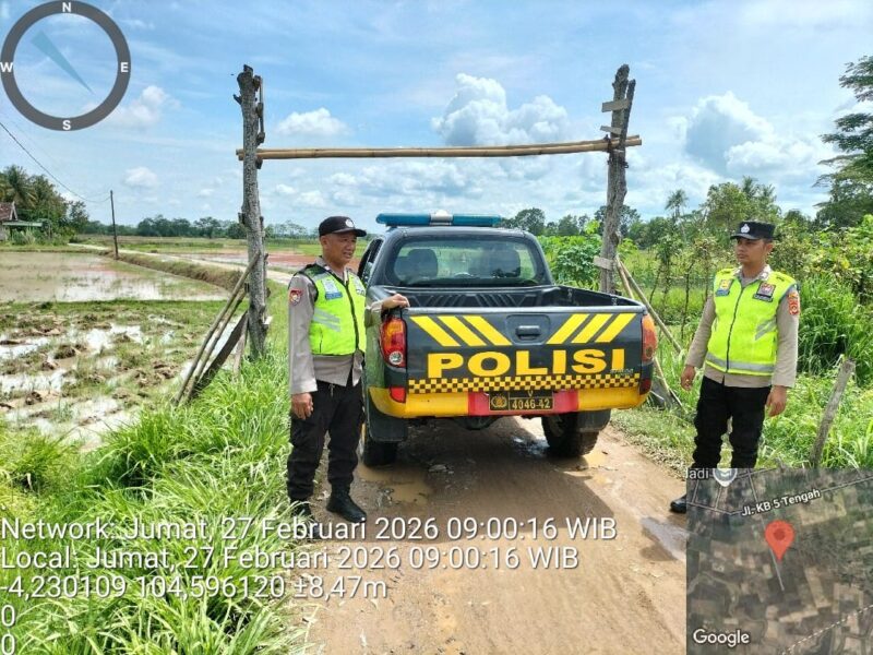 Personel Polsek Buay Madang Timur (BMT) melaksanakan Kegiatan Rutin Kepolisian Yang Ditingkatkan (KRYD) dan patroli sambang di Desa Rowo Dadi, OKU Timur, Jumat (27/2/2026). Selain antisipasi tindak kriminal 3C, petugas juga melakukan mitigasi pencegahan Karhutla di area rawan.