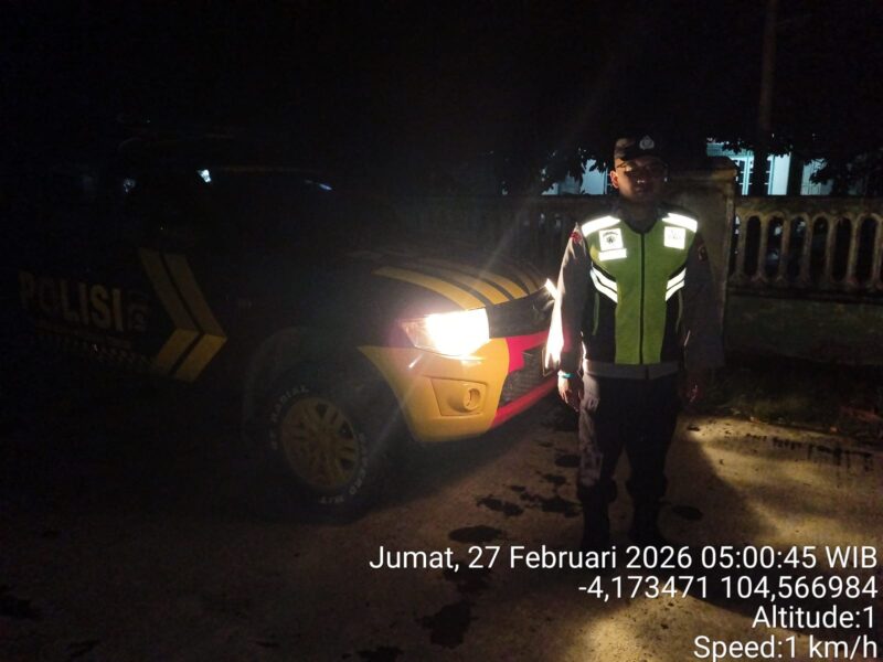 Personel Polsek Buay Madang Timur melaksanakan Patroli Subuh dan Strong Point di Jalan Desa Sumber Mulyo. 