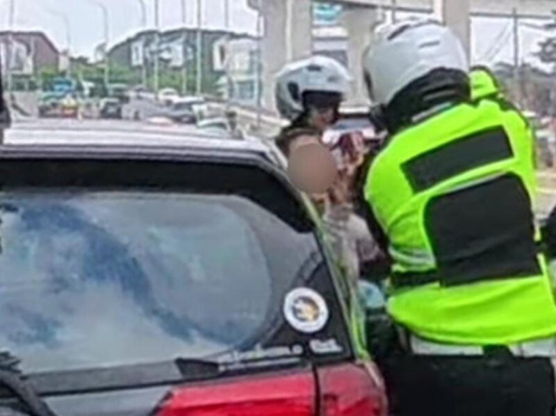 Polisi saat menindaklanjuti seorang pengendara mobil yang melakukan pelanggaran. Foto: jepretan layar