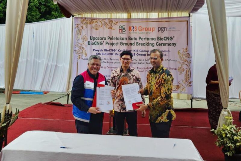 Penandatanganan kerjasama PGN Gagas dengan KIS Group terkait optimasi pemanfaatan BioCNG diwakili oleh Direktur Utama Gagas Santiaji Gunawan (kiri), Group Head, Portfolio and Partnership Management PGN Imam Muh Alkhyar (tengah), serta Founder & CEO KIS Group K.R. Raghunath (kanan), (6/2/2026)