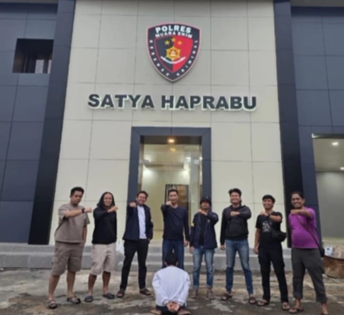 Pelaku saat diamankan di Polres Muara Enim. (Foto: Polisi) 