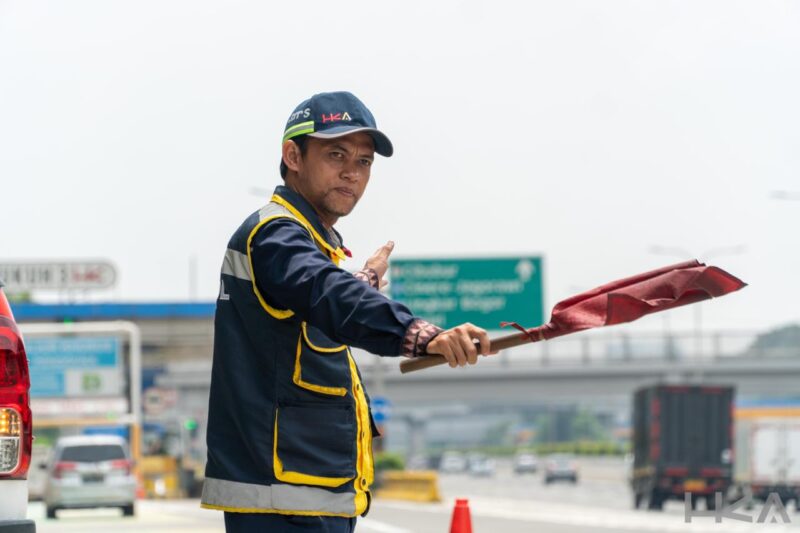 Salah satu petugas di Tol. (Foto: Hutama Karya) 