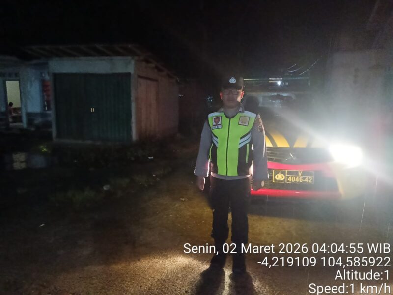 Giat patroli subuh dan KRYD Polsek Buay Madang Timur di Jalan Desa Sumber Mulyo. 