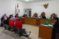Dua terdakwa kasus sabu, Fredy Angdismar dan Ona Sari Dewi, menjalani sidang vonis di Pengadilan Negeri Palembang. Keduanya divonis 7 tahun 6 bulan penjara serta didenda Rp 1 miliar setelah terbukti menjadi perantara jual beli sabu seberat 19,286 gram.