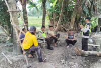 Duduk bersama, menjaga sesama. Personil Polsek Buay Madang Timur hadir di tengah masyarakat Desa Sumber Mulyo untuk mendengar aspirasi sekaligus memberikan edukasi terkait keamanan lingkungan. 