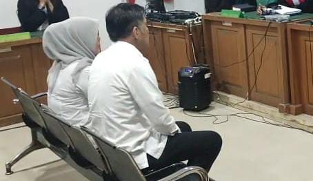 Terdakwa mengikuti persidangan. 