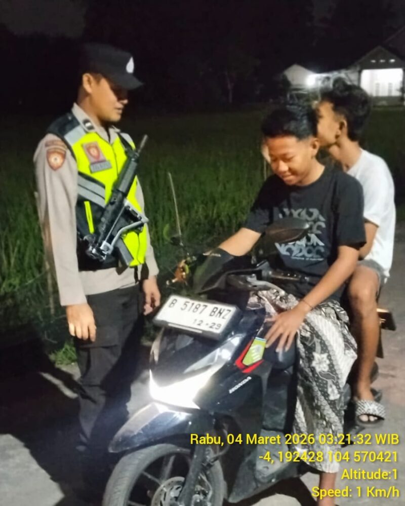 Personil Polsek Buay Madang Timur saat melakukan pemeriksaan kendaraan dan memberikan himbauan Kamtibmas kepada pemuda yang melintas di kawasan Desa Metro Rejo pada Pukul 03.21 WIB, Rabu (04/03/2026). Giat ini merupakan bagian dari Patroli KRYD untuk menciptakan situasi wilayah yang aman dan kondusif.