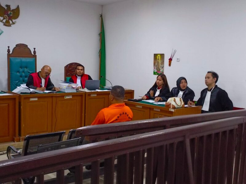 Saat Terdakwa Debyk mengikuti jalannya sidang TPPU jaringan narkotika di Pengadilan Negeri Palembang. 