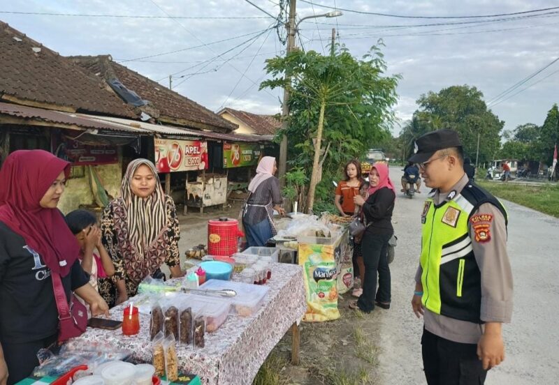 Personel Polsek Buay Madang Timur hadir di tengah masyarakat Desa Sumber Mulyo untuk memastikan suasana berburu takjil di Pasar Bedug berjalan aman dan tertib. Sambil bertugas, personel juga menyapa warga untuk mempererat silaturahmi.