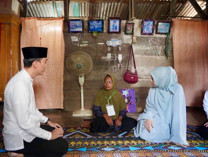 H. Muchendi, bersama Ketua Tim Penggerak PKK OKI, Hj. Ike Muchendi, saat berkunjung dalam agenda Safari Ramadhan.