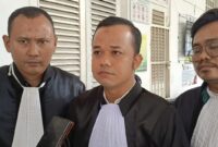 Tim penasihat hukum terdakwa Junaidi Bin Husin memberikan keterangan kepada awak media usai membacakan pleidoi di Pengadilan Negeri Palembang. 