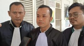 Tim penasihat hukum terdakwa Junaidi Bin Husin memberikan keterangan kepada awak media usai membacakan pleidoi di Pengadilan Negeri Palembang. 
