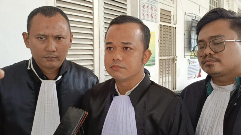 Tim penasihat hukum terdakwa Junaidi Bin Husin memberikan keterangan kepada awak media usai membacakan pleidoi di Pengadilan Negeri Palembang. 