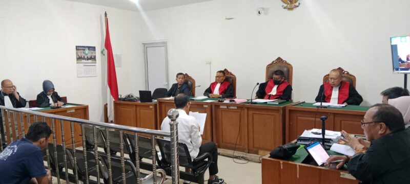 Terdakwa Reimar Yousnadi dan tim penasehat hukumnya menyampaikan nota pembelaan di persidangan yang digelar di PN Palembang. 