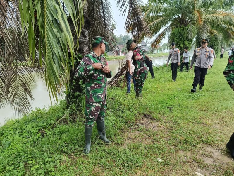 Polsek Buay Madang Timur kolaborasi bareng TNI bersihkan area irigasi Desa Kumpul Rejo melalui Program BELIDA.
