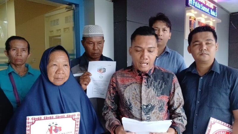 Tim kuasa hukum dari Sakahira Law Firm yang dipimpin Rilo Budiman saat mendampingi keluarga Randa Irawan melaporkan dugaan tindakan tidak profesional oknum perwira Direktorat Reserse Narkoba Polda Sumsel ke Bidang Propam Polda Sumsel. 