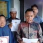 Tim kuasa hukum dari Sakahira Law Firm yang dipimpin Rilo Budiman saat mendampingi keluarga Randa Irawan melaporkan dugaan tindakan tidak profesional oknum perwira Direktorat Reserse Narkoba Polda Sumsel ke Bidang Propam Polda Sumsel. 