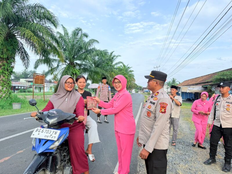 Personel Polsek Buay Madang Timur dan Ibu-ibu Bhayangkari turun ke jalan di Desa Karang Tengah untuk menyapa sekaligus membagikan paket takjil bagi para pejuang nafkah dan pengendara yang masih di jalan saat mendekati waktu berbuka tiba.
