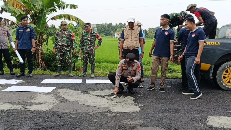 Personel Polsek Buay Madang Timur bersama jajaran Koramil, Kecamatan, dan adik-adik Saka Bhayangkara turun ke jalan untuk melakukan penambalan jalan berlubang di BK 4 Desa Kumpul Rejo. Tak hanya itu, aksi bersih-bersih juga menyasar Masjid Al Jami’ di Desa Bangun Harjo.