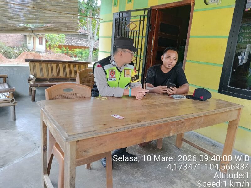 Personel Polsek Buay Madang Timur saat berdialog dengan warga Desa Kedu untuk menyampaikan pesan-pesan Kamtibmas dan sosialisasi program unggulan Kapolsek BMT. 