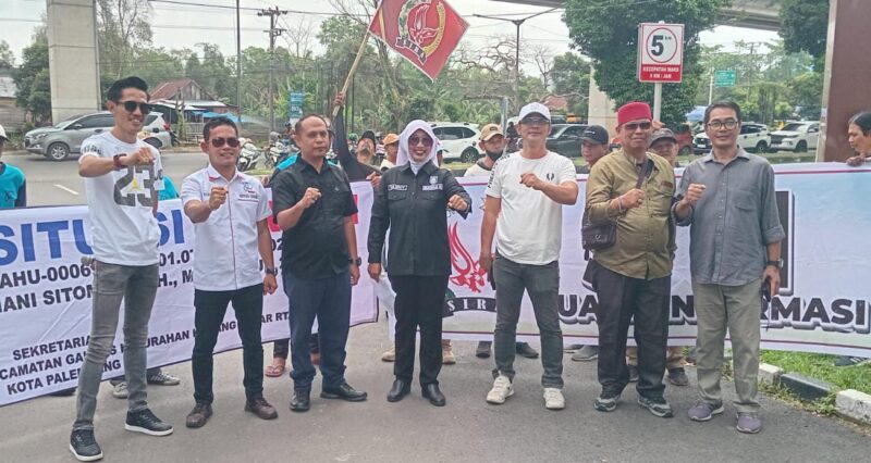 Massa dari SIRA dan PST menggelar aksi damai di depan Kantor Kejati Sumsel, Selasa (10/3/2026)