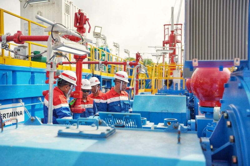 Jajaran Komisaris dan Direksi saat meninjau langsung operasional Rig PDSI#01.2 dalam agenda Safari Ramadan, Senin (9/3/2026). Foto: PDSI