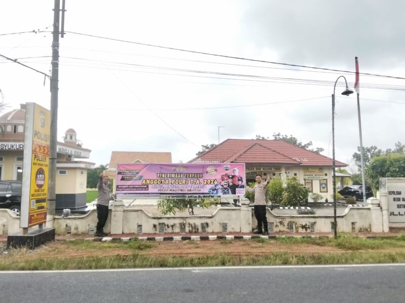 Polsek Buay Madang Timur melaksanakan pemasangan banner Penerimaan Terpadu Anggota Polri T.A. 2026 di depan Mako Polsek. Kegiatan ini bertujuan memberikan informasi transparan kepada masyarakat mengenai prosedur dan syarat pendaftaran calon anggota Polri.