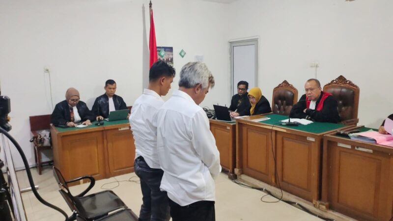 Terdakwa kasus suap proyek pokok pikiran (pokir) DPRD Kabupaten OKU, Ahmad Thoha alias Anang dan Mendra HB, menjalani persidangan di Pengadilan Tipikor Palembang, Kamis (12/3/2026).