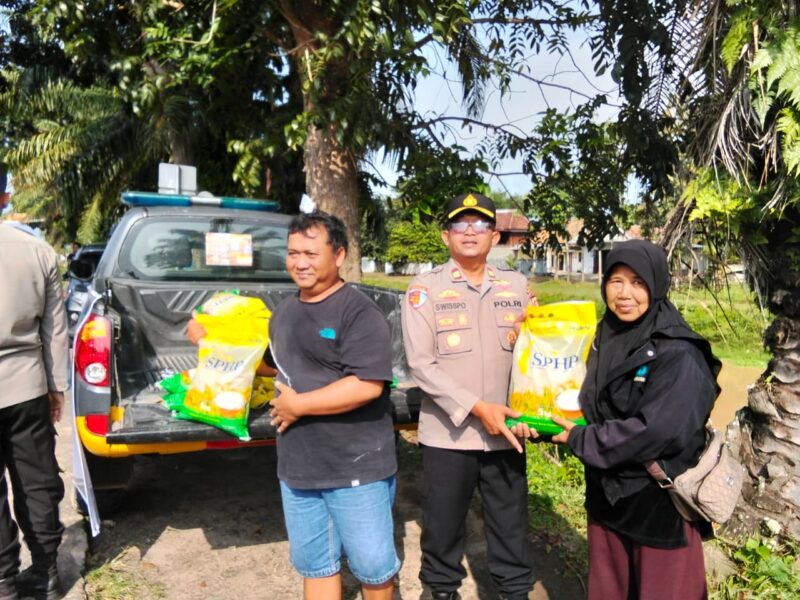 Kapolsek Buay Madang Timur, IPTU Swisspo, menyerahkan secara simbolis Beras SPHP kepada warga dalam kegiatan Gerakan Pangan Murah di wilayah hukum Polsek BMT. 