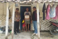 Kapolsek Buay Madang Timur IPTU Swisspo, didampingi personel Polsek BMT melaksanakan kegiatan penyaluran Bantuan Sosial Ramadhan dari Kapolres OKU Timur.